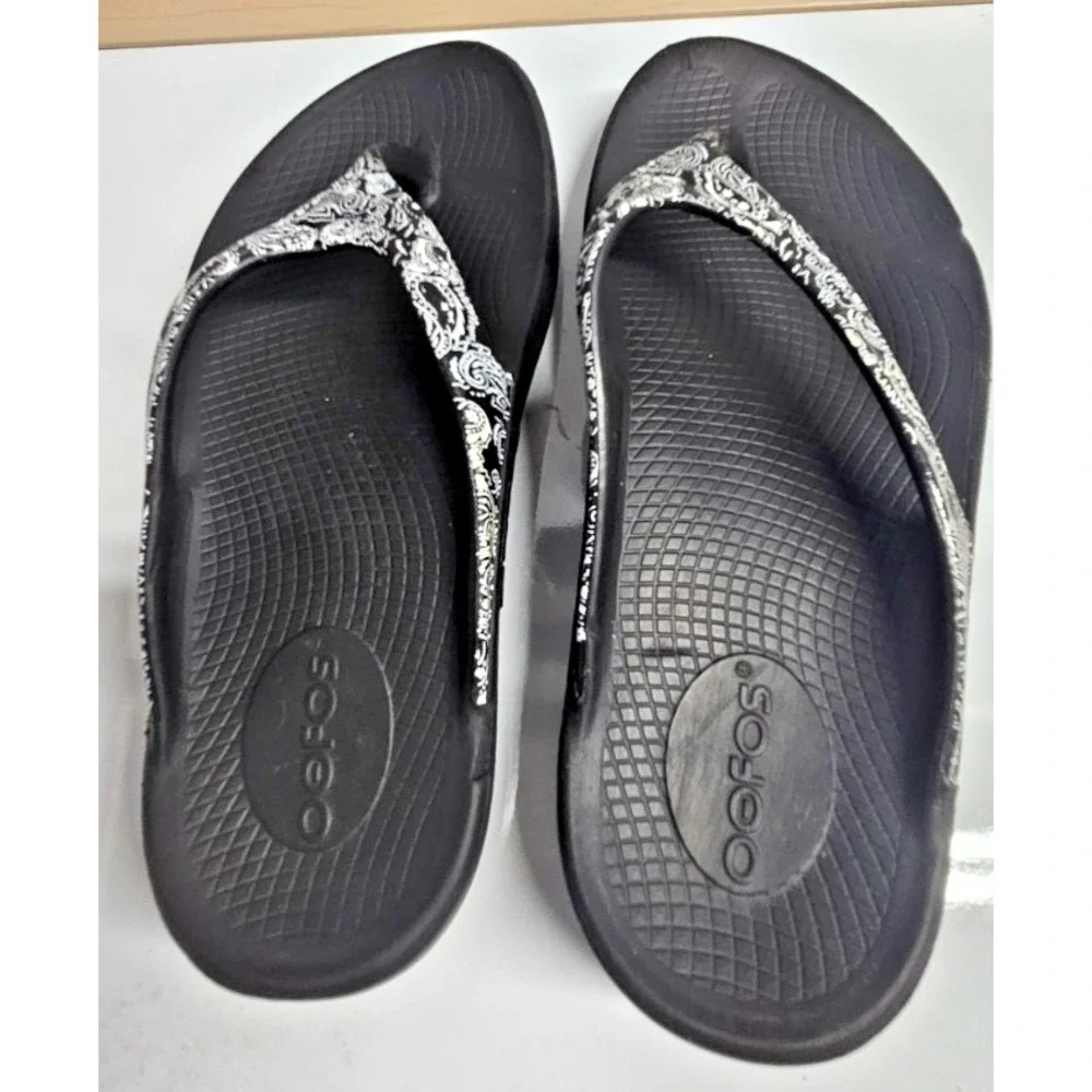 OOFOS OOLala flip‎ flop Limited Bandana Paisley woman sandal black Sz US 6/EU37